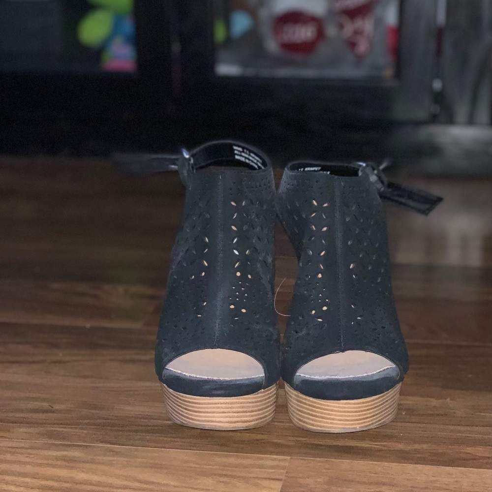 Black wedges